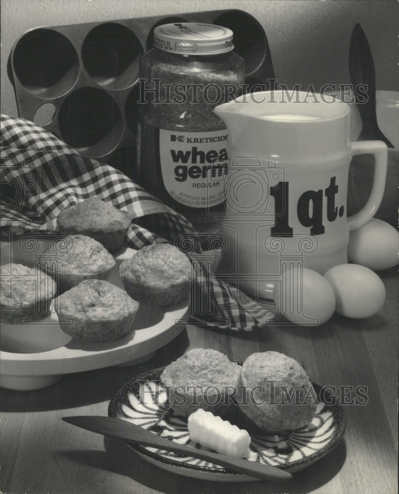 1990 Press Photo Wheat germ muffins Omelet Sausage Made - RRW42937 - Historic Images