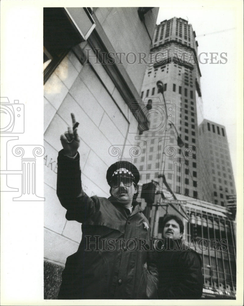 1982 Press Photo Magnificent Mile building beams blow - RRW43073 - Historic Images