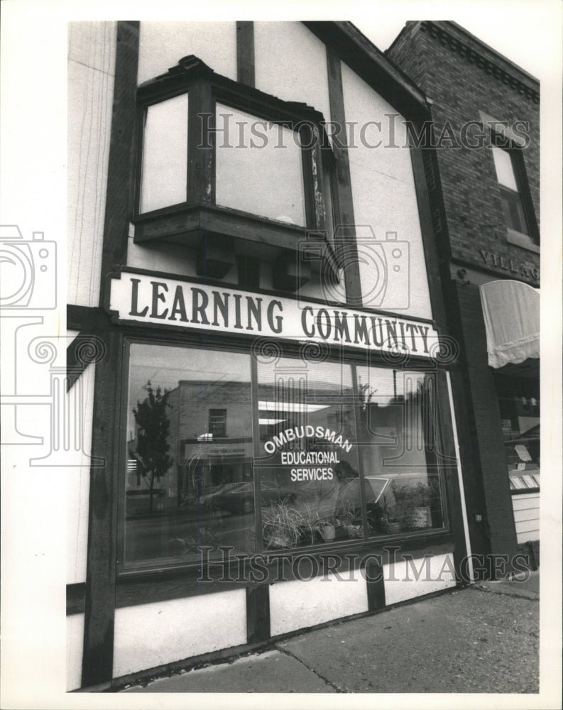 1989 Press Photo Store Front School Liberty Ville Work - RRW43075 - Historic Images