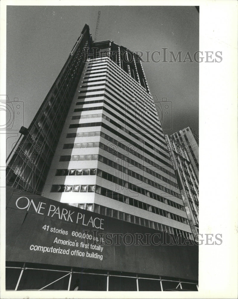1982 Press Photo One Park Place Building Chicago - RRW43081 - Historic Images