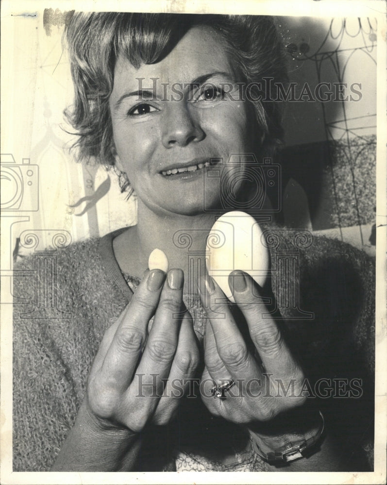 1965 Press Photo Albert wenger Dozen Egg Longwood tiny - RRW43147 - Historic Images