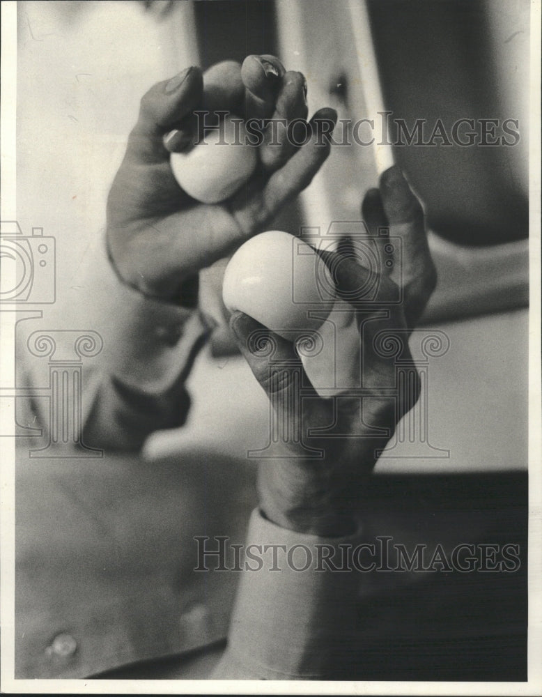 1978 Press Photo Alma Loch cooked egg squeeze Kenwood - RRW43149 - Historic Images