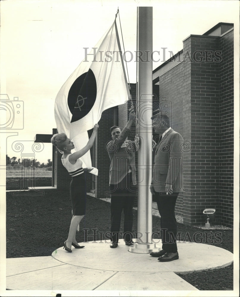 1966 Press Photo Pretty Donna wood Omega Press hand - RRW43157 - Historic Images