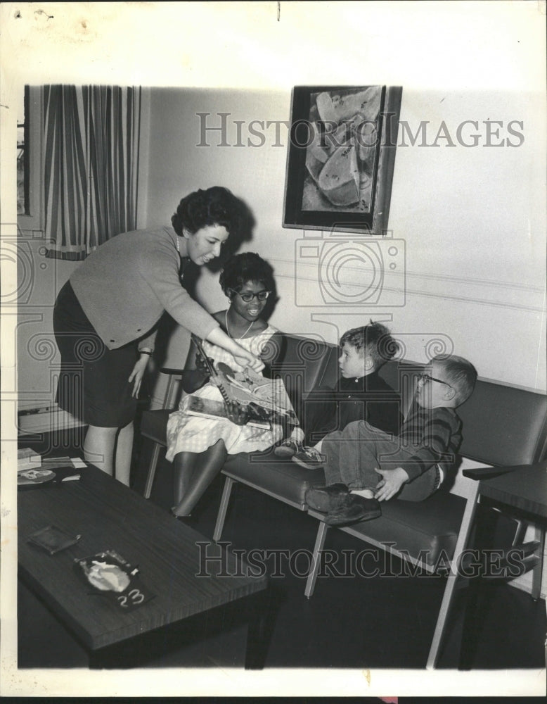 1963 Press Photo Elaine Herman Entertaining 4 year old - RRW43241 - Historic Images