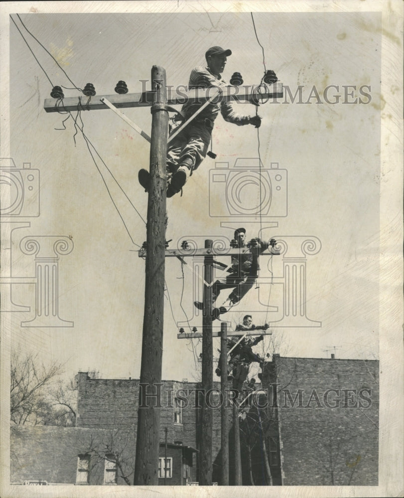 1953 Press Photo Applicants civil service jobs linemen - RRW43295 - Historic Images