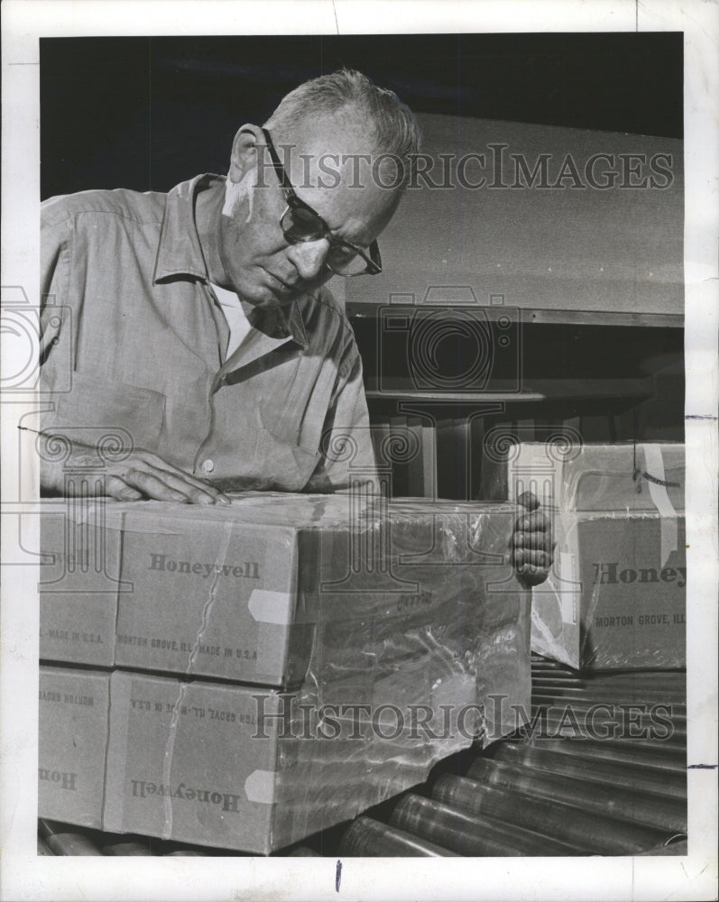 1970 Press Photo Honeywell Inc Shipment wrapped packing - RRW43321 - Historic Images