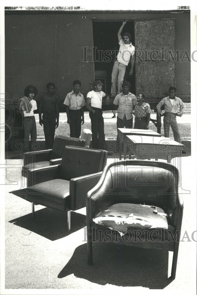 1977 Press Photo PRISONS RESIDENTS TRUCK FURNITURE - RRW43353 - Historic Images