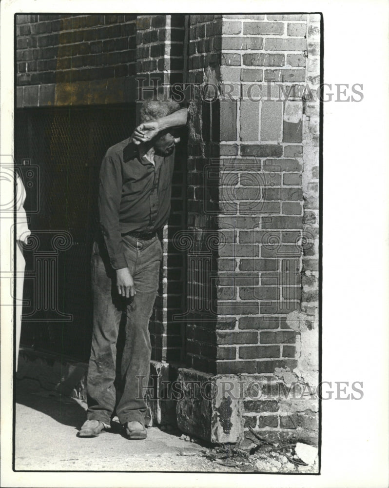 1983 Press Photo Resident who ecaped Fire - RRW43363 - Historic Images