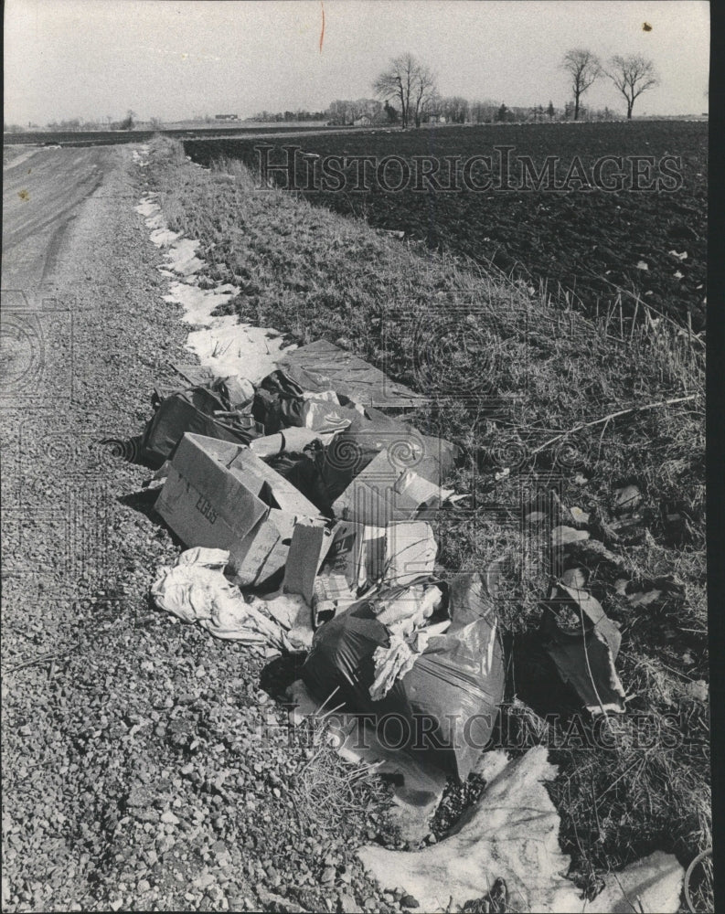 1971 Press Photo Bag boxes refuse terrible pig pen part - RRW43449 - Historic Images