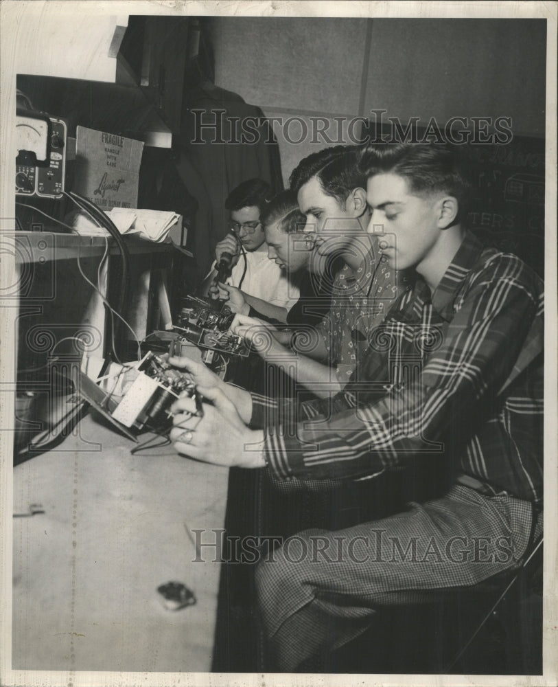 1952 Press Photo Super Sonic Radio Co. Hallicrafters - RRW43457 - Historic Images