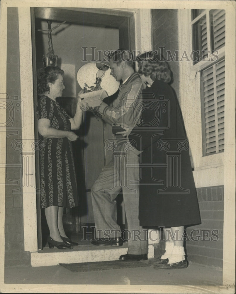 1949 Press Photo Betty Bauer Dan Minskey Seltnas Door - RRW43459