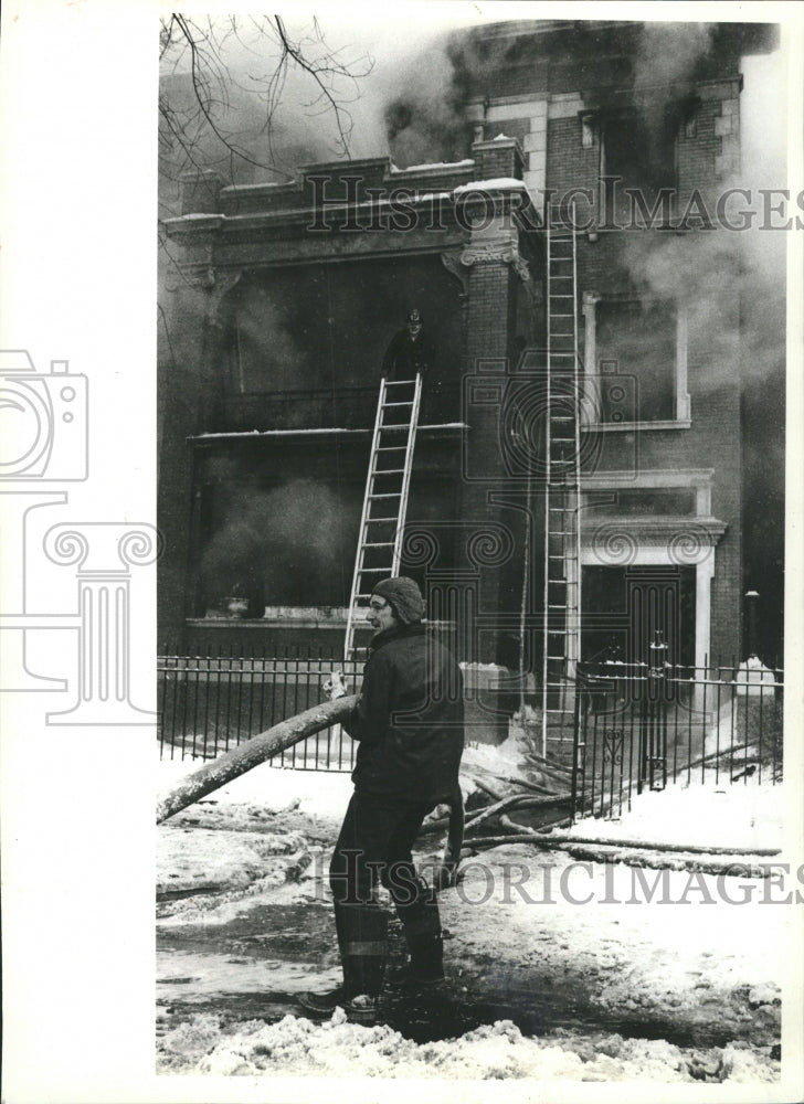 1982 Press Photo Firefighters position ladders King - RRW43491 - Historic Images