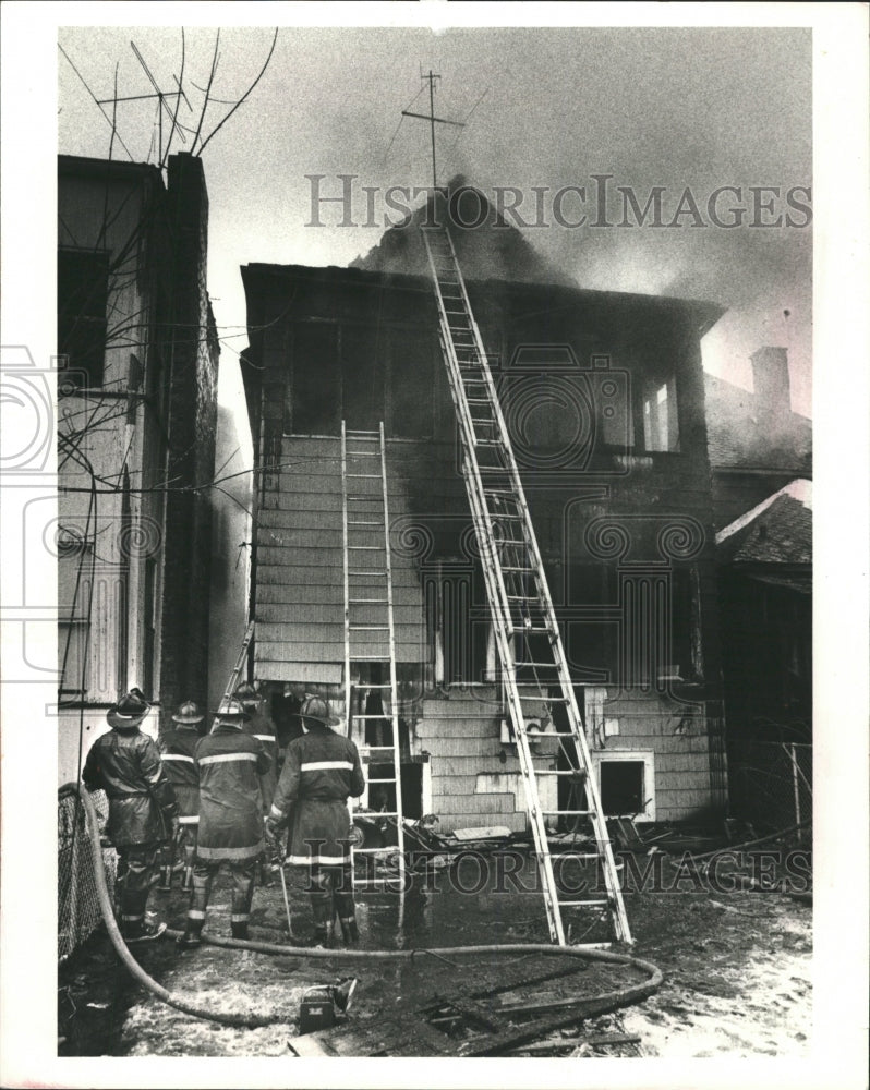 1982 Press Photo Apartment Building Fire Smouldered - RRW43503 - Historic Images