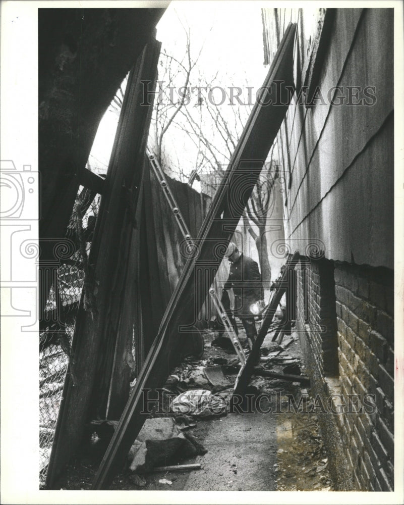 1982 Press Photo Police bomb arson examines fire rubble - RRW43523 - Historic Images