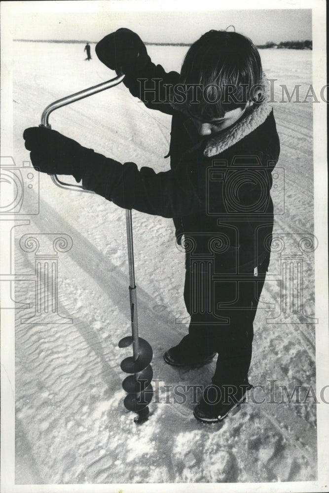 1977 Press Photo Ice Fishing tennis racquetball coldest - RRW43527 - Historic Images