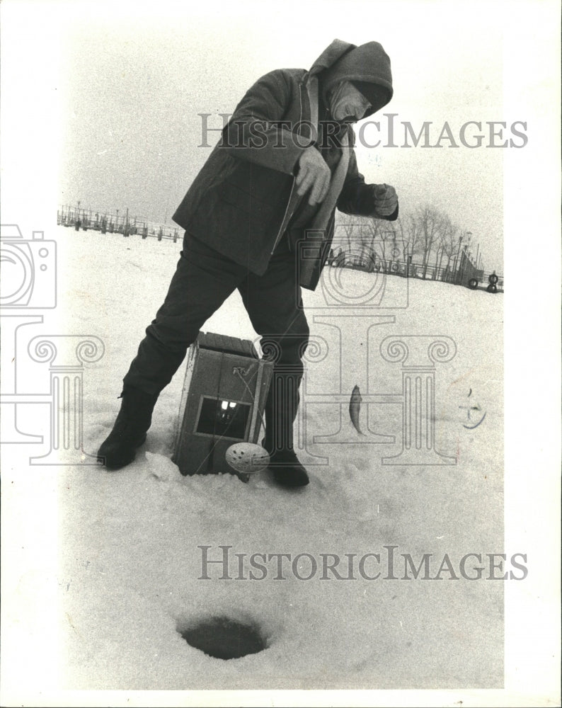 1979 Press Photo Ed Cerny Ice Fishing Montrose Harbor - RRW43537 - Historic Images