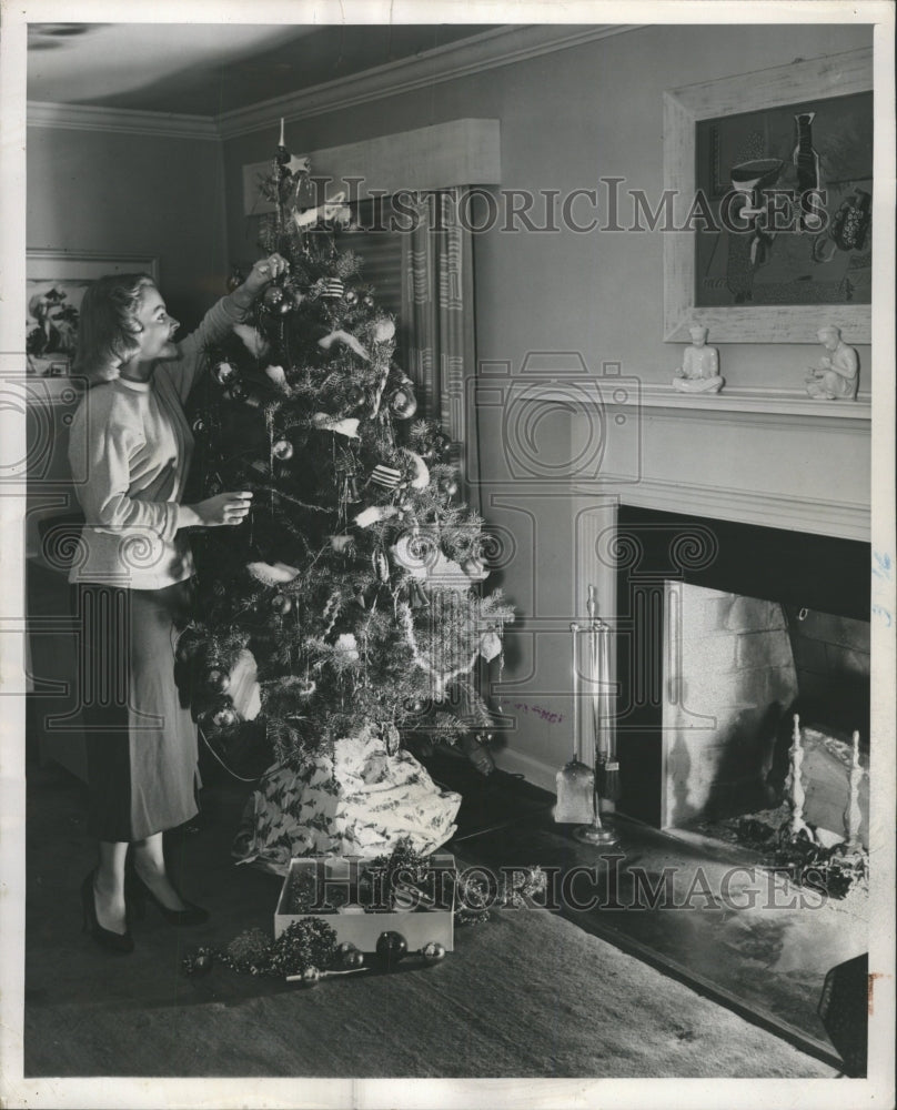 1949 Press Photo Fire Prevention Crackling Fire Chicago - RRW43565 - Historic Images