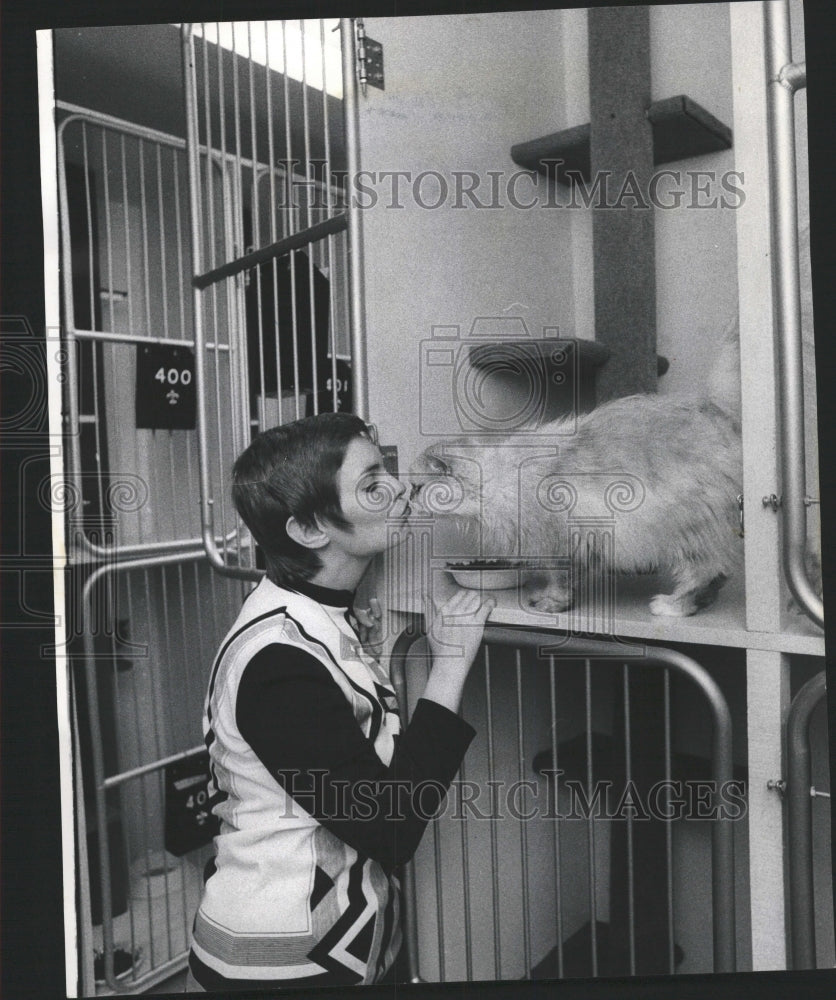 1974 Press Photo Susan Schelter Pet Motel Cattery Cats - RRW43691 - Historic Images