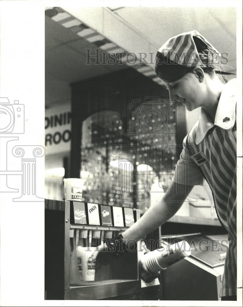 1977 Press Photo Jackie Eckkardt Makes a Cold Drink - RRW43701 - Historic Images