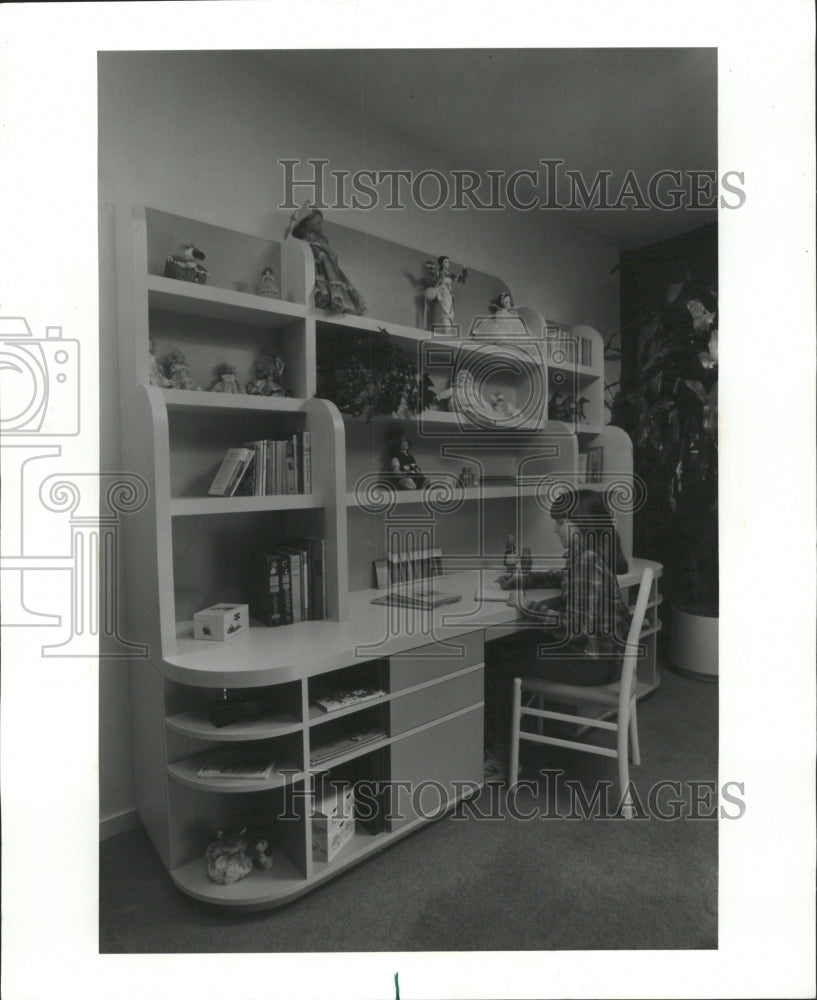 1984 Press Photo Wall Hugging High Rise Desk - RRW43773 - Historic Images