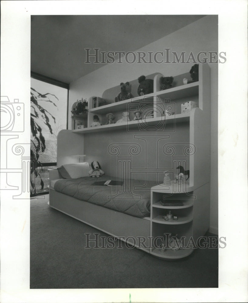 1984 Press Photo Desk Bed Rachel Rise Unit Shelf Ample - RRW43817 - Historic Images