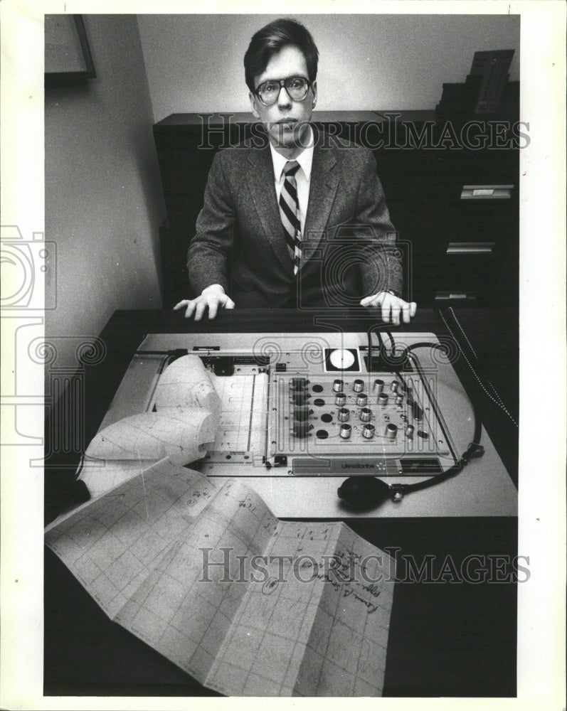 1985 Press Photo Polygraph Measures Records Pulse Mich - RRW43843 - Historic Images