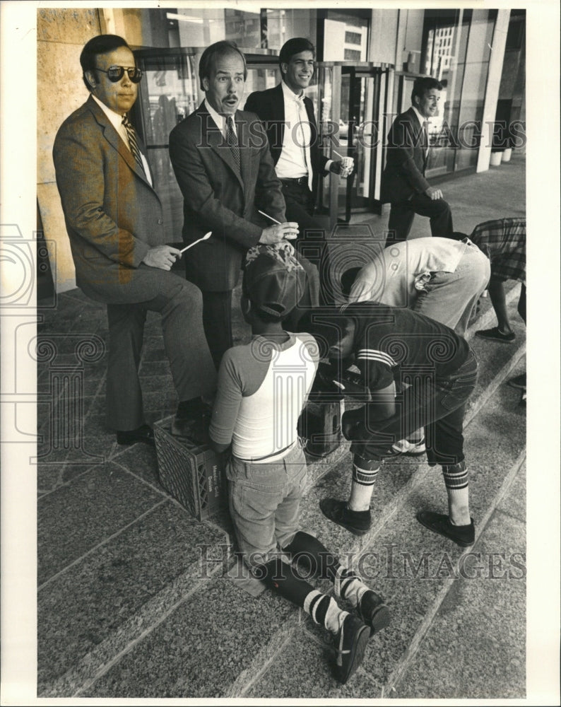 1983 Press Photo Maurice Loggins Shoe Polishing Chicago - RRW43945 - Historic Images