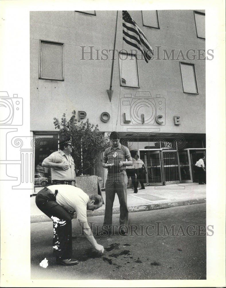 1983 Press Photo Police Detectives Shooting Blood Death - RRW43949 - Historic Images