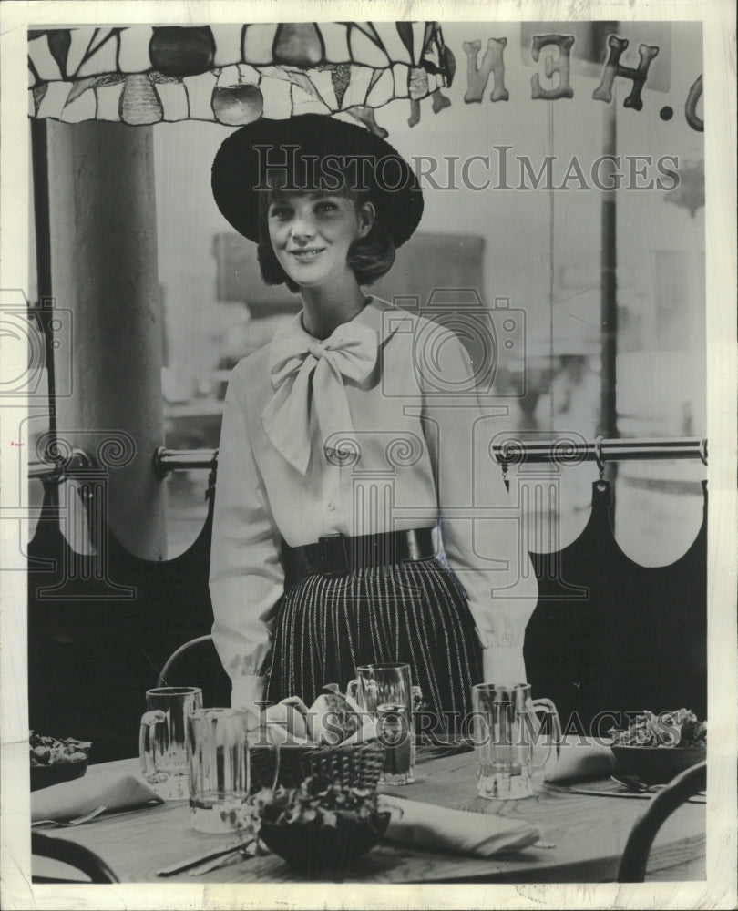 1964 Press Photo Women Shirt Wear Easy - RRW44007 - Historic Images