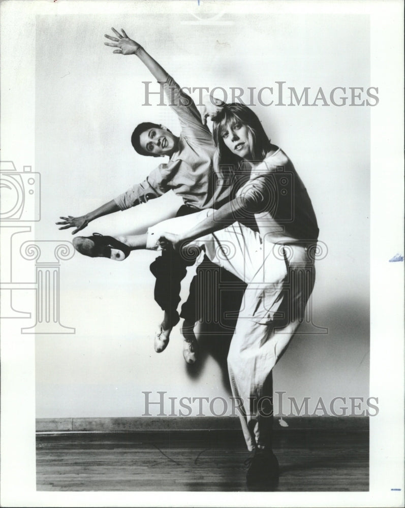 1986 Press Photo Kate Kuper and Amy Osgood performing - RRW44023 - Historic Images