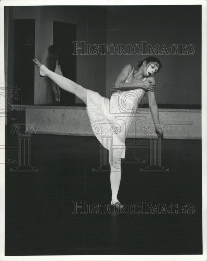 1984 Press Photo MoMing Dancework Women Spring Season - RRW44025 - Historic Images