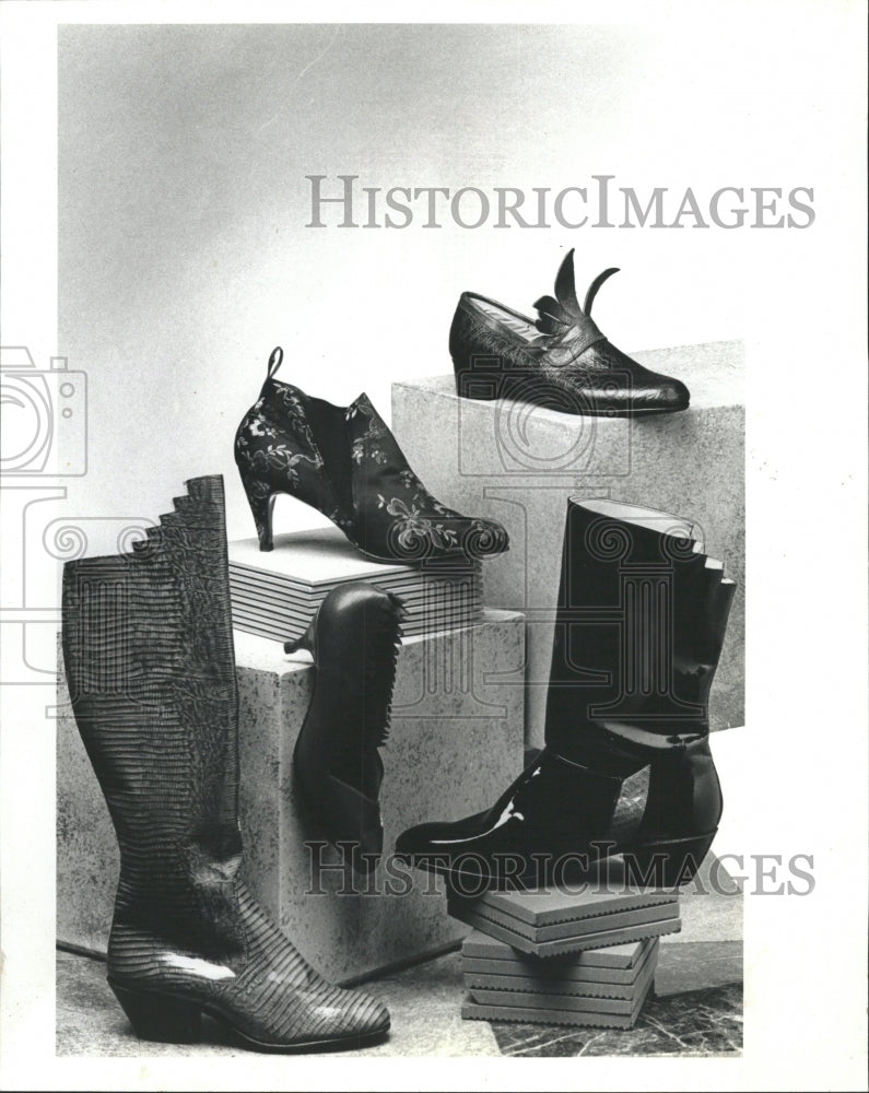 1990 Press Photo Zully Alvarado&#39;s Fashionable Shoes - RRW44031 - Historic Images