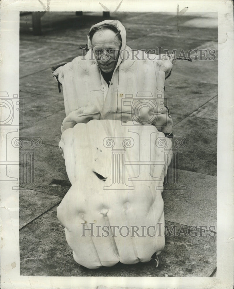 1954 Press Photo Alfred Angel Tests Rubber Survival Bag - RRW44185 - Historic Images