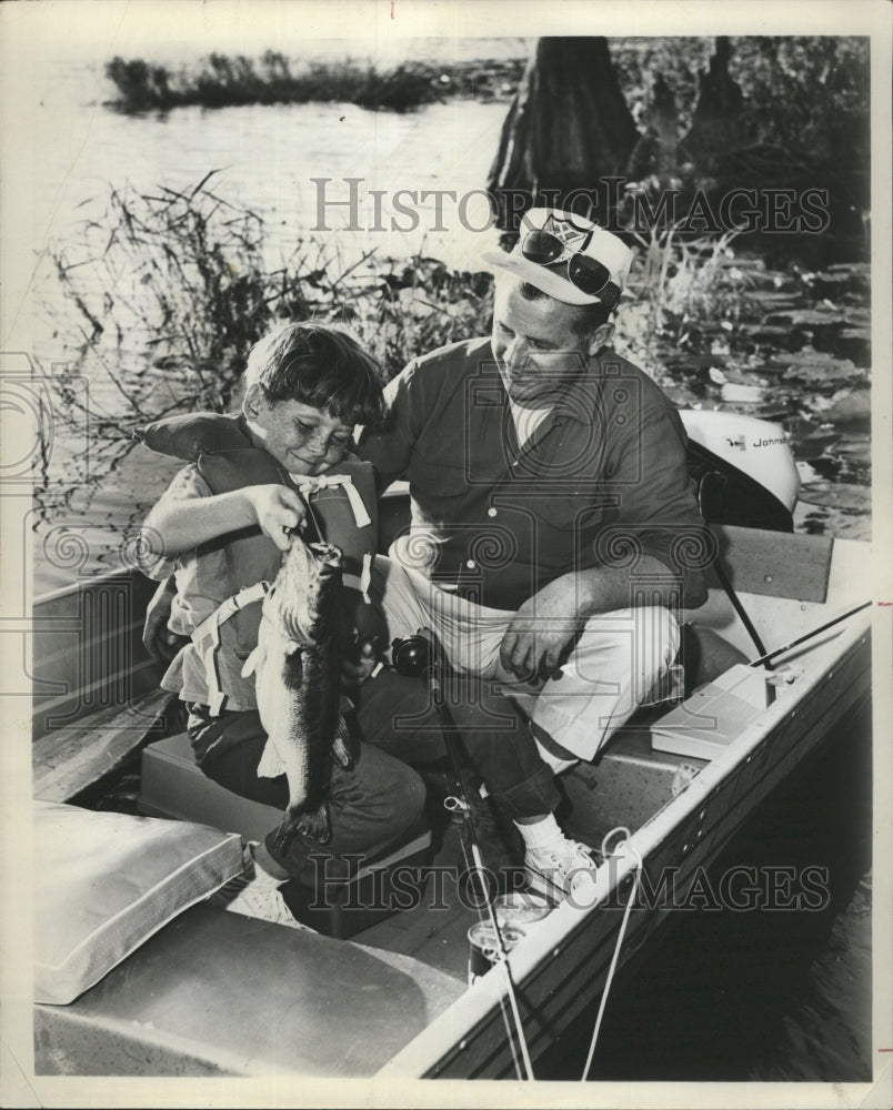 1971 Press Photo Lifejacket Toddler Man Boat Safety - RRW44187 - Historic Images