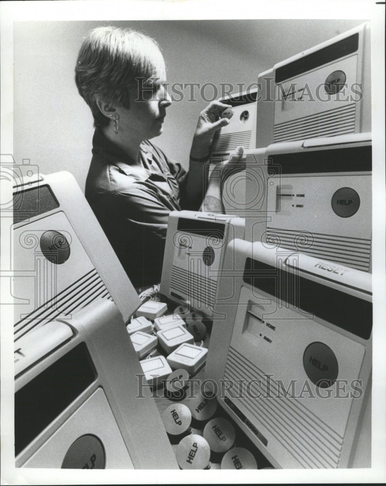 1991 Press Photo Shingo Prize To Lifeline Systems - RRW44189 - Historic Images