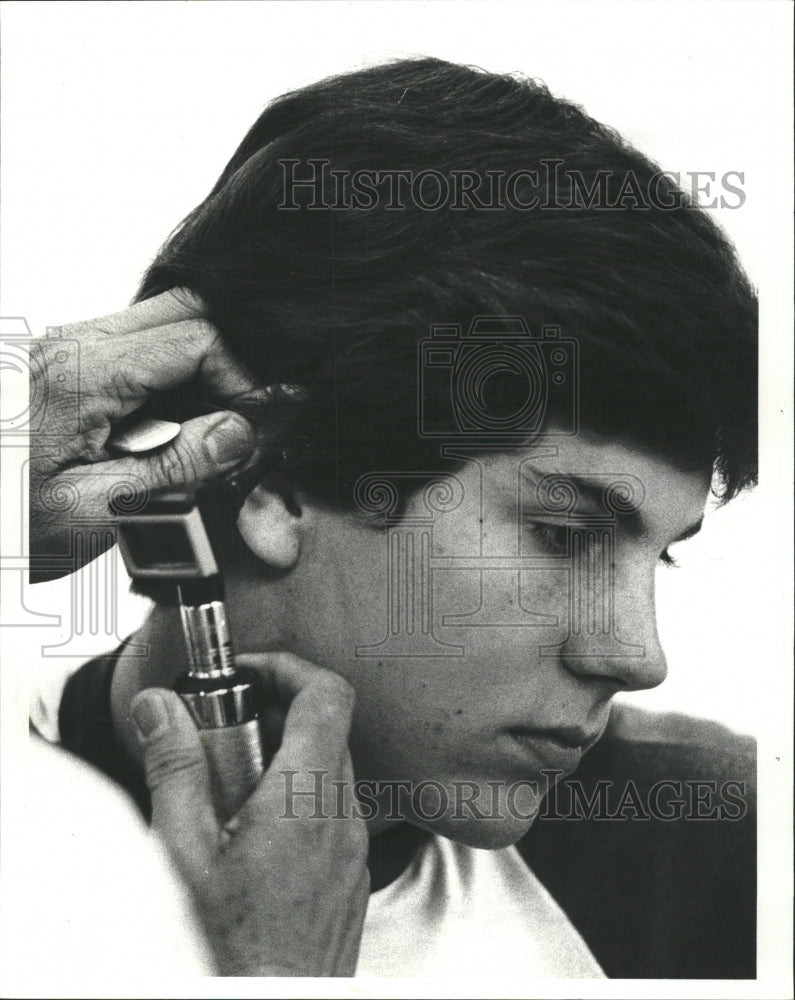 1980 Press Photo Boy Ear Examine Doctor - RRW44223 - Historic Images