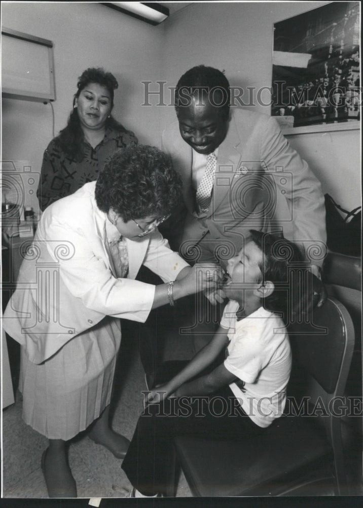 1989 Press Photo Boy Oral Measles Vaccination Doctor - RRW44321 - Historic Images