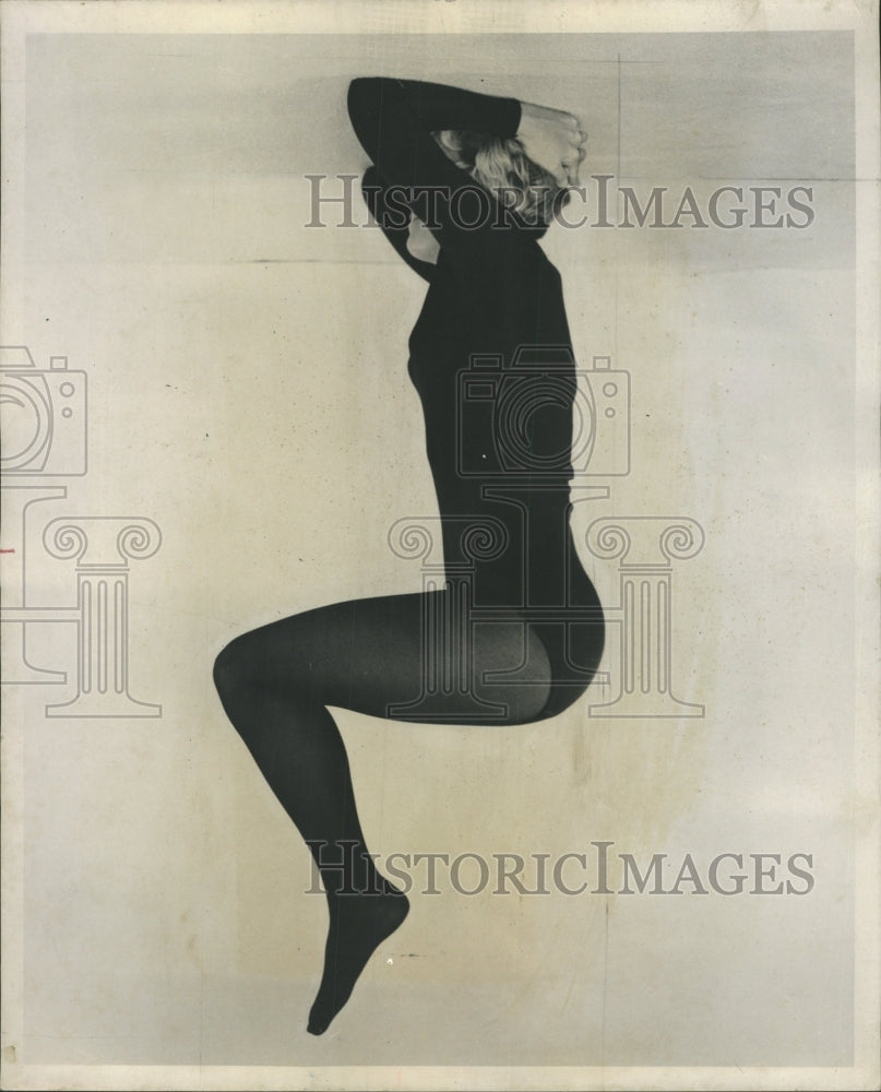 1971 Press Photo Yoga Headstand - RRW44343 - Historic Images