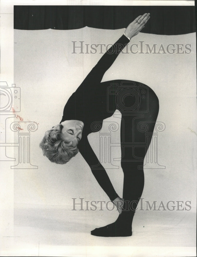 1971 Press Photo Yoga Exercise - RRW44351 - Historic Images