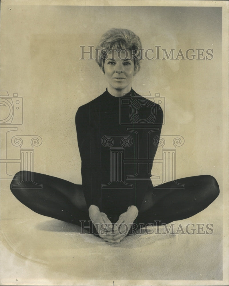 1971 Press Photo Squatting Postures Yoga Exercise Mich - RRW44359 - Historic Images