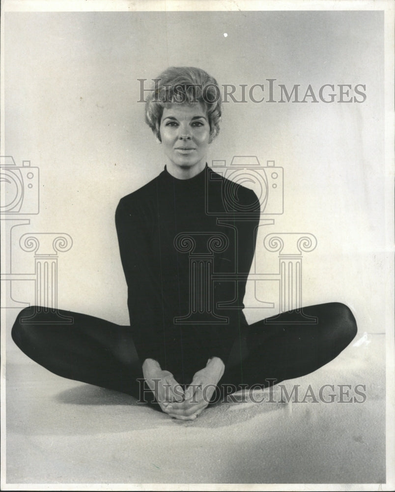 1970 Press Photo Woman Sitting Yoga Position - RRW44365 - Historic Images