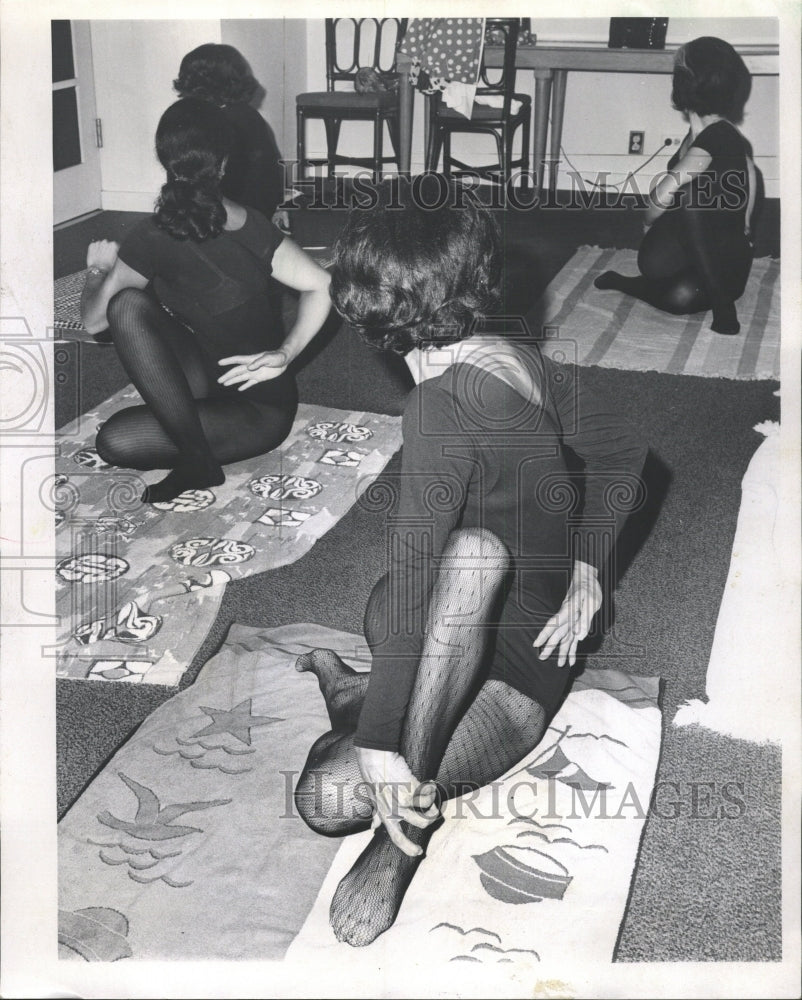 1969 Press Photo Yoga stance - RRW44379 - Historic Images