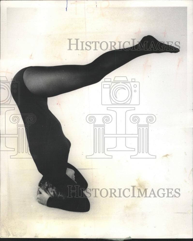 1972 Press Photo Yoga stance - RRW44393 - Historic Images