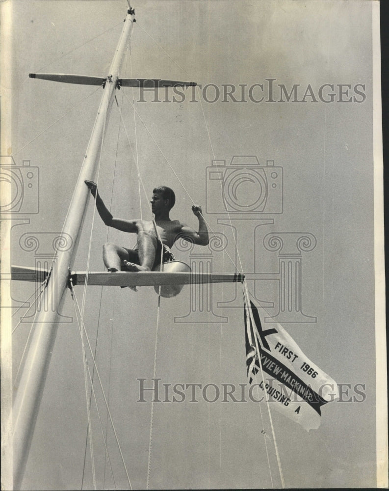 1966 Press Photo Coffin Romahajo Main Mast Polish - RRW44417 - Historic Images