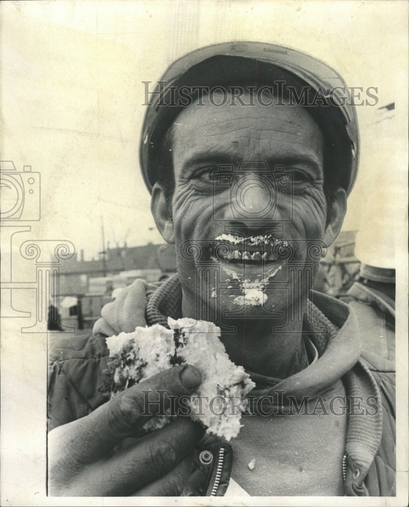 1969 Press Photo Cake For Campus Builders - RRW44651 - Historic Images