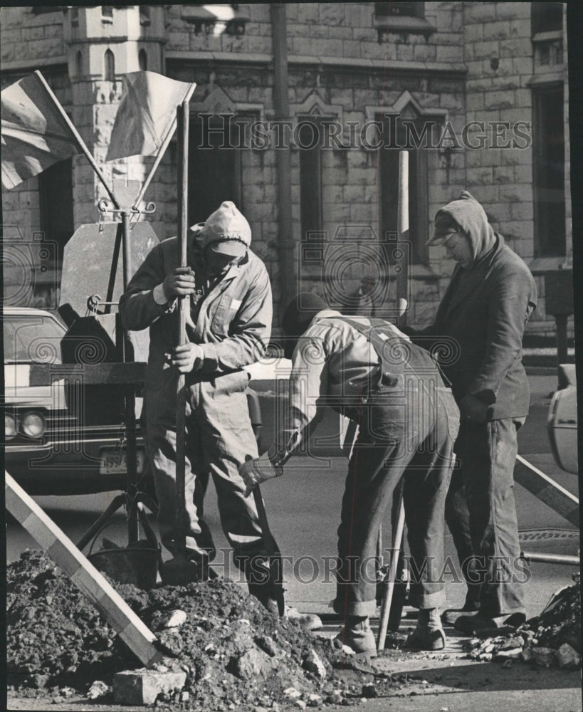 1966 Press Photo Workers Michigan Chicago real cold day - RRW44653 - Historic Images