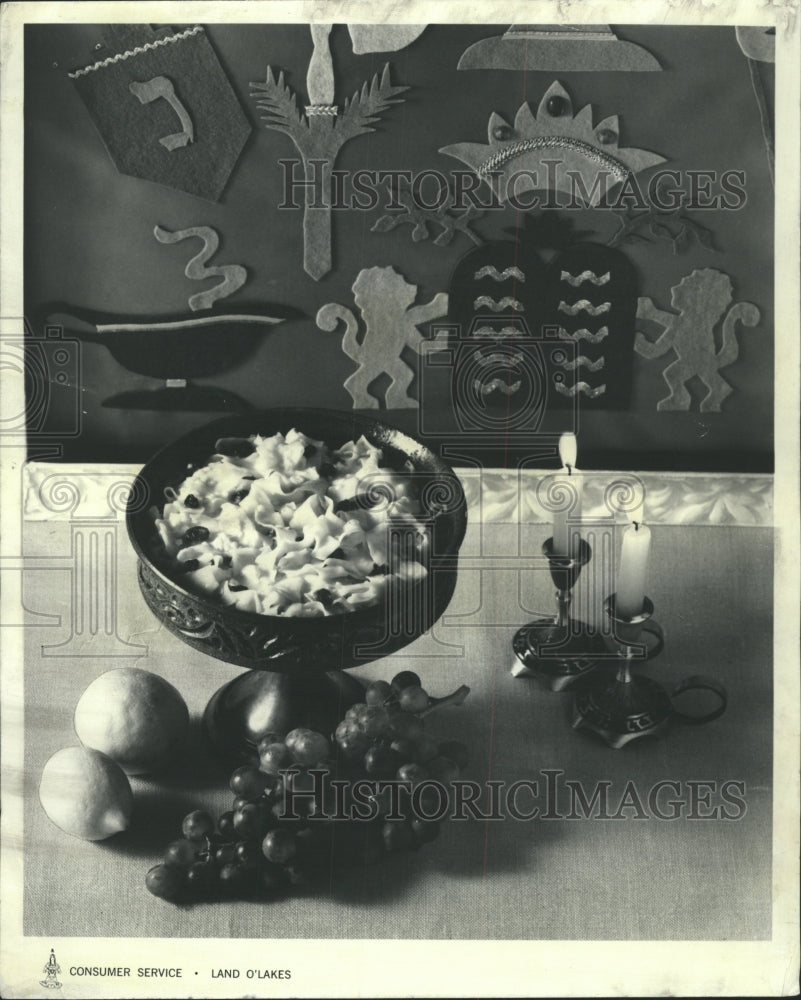 1979 Press Photo Noodle Kugel Dish Grapes Candle Jewish - RRW44657 - Historic Images