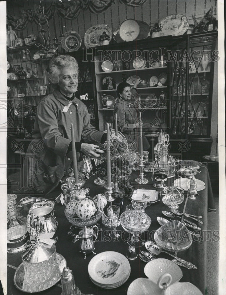 1970 Press Photo La Bourse antique shop - RRW44703 - Historic Images