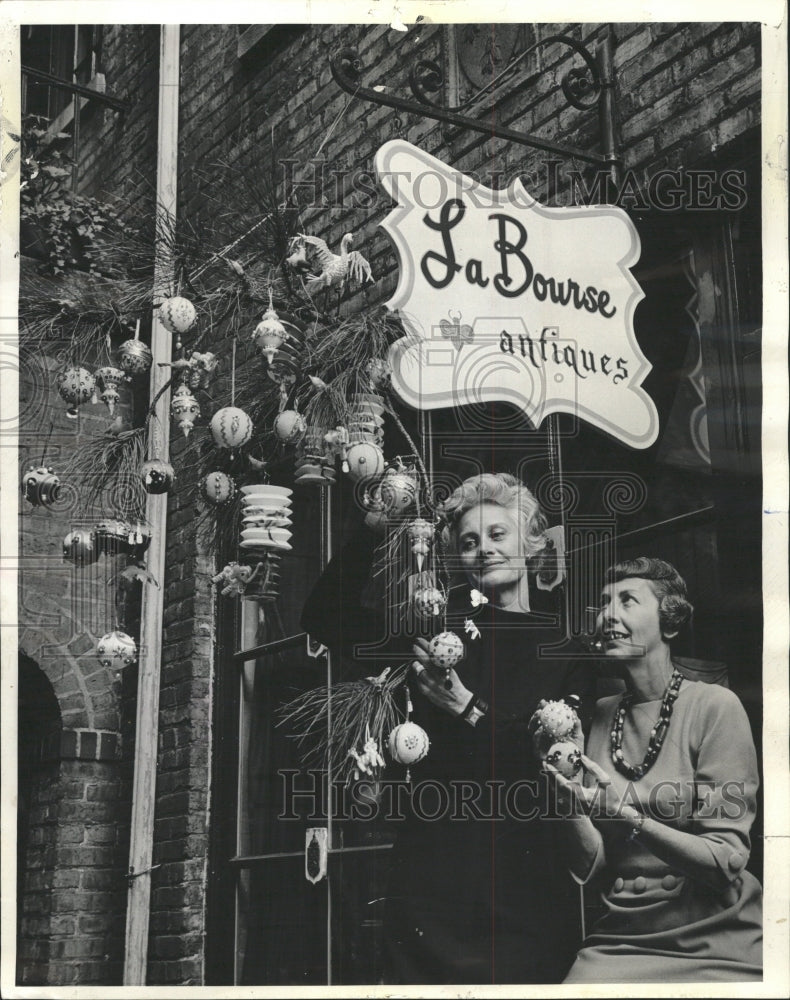 1964 Press Photo La Bourse antique shop - RRW44707 - Historic Images