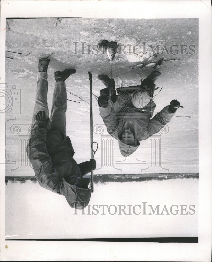 1957 Press Photo Ice Fishing Fox Lake Laurent Owens - RRW44955 - Historic Images